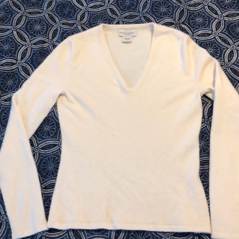 Beautiful Lk new 100 percent Cashmere Sweater